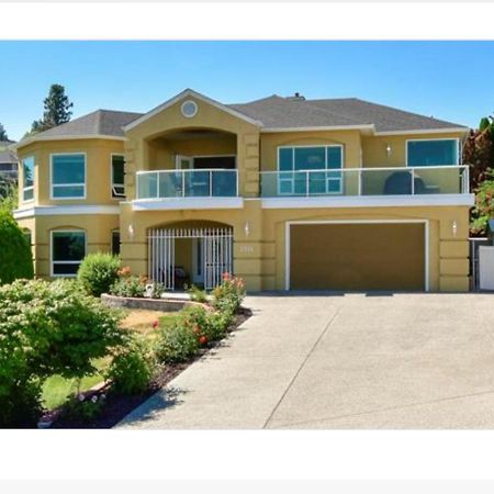 Lake View Yellow House By Winary Resort West Kelowna Exterior foto
