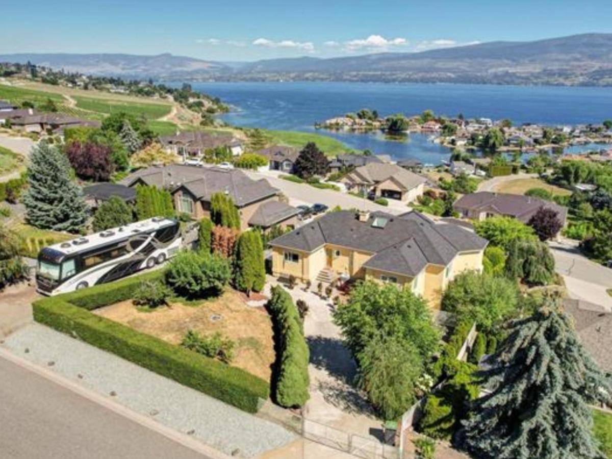 Lake View Yellow House By Winary Resort West Kelowna Exterior foto