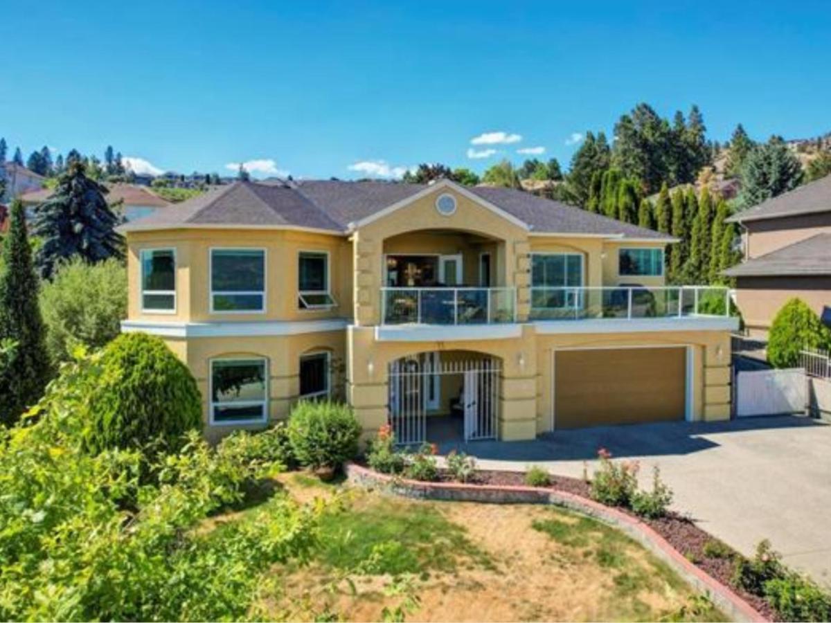 Lake View Yellow House By Winary Resort West Kelowna Exterior foto